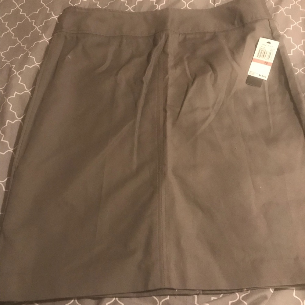 Knee skirt.